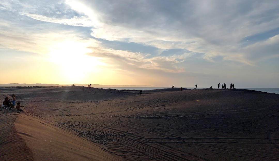 Imagen de un atardecer sobre el océano con tonos naranjas y morados
